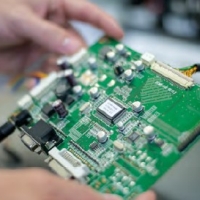 I componenti elettronici vulnerabili sono protetti da robuste custodie