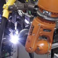 Questo robot di saldatura impiega solo otto minuti per una custodia in acciaio inossidabile di 620 x 450 x 215 mm